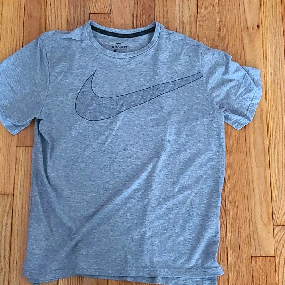 Nike dri fit t shirt medium